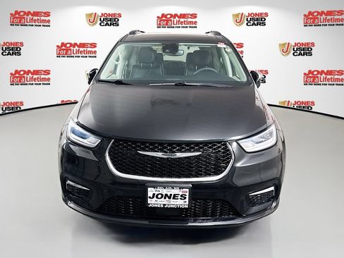Used 2023 Chrysler Pacifica Limited w/ Uconnect Theater Family Group AWD/4WD image 14