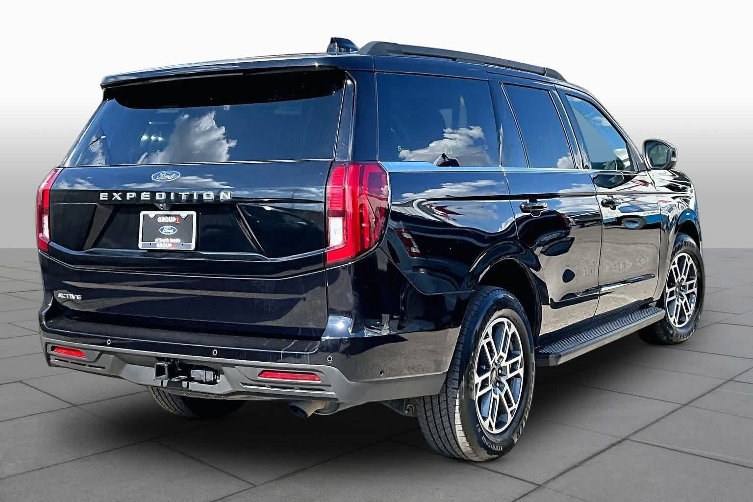 Used 2025 Ford Expedition Active RWD image 6