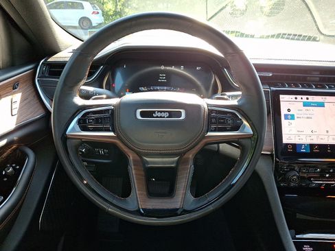 Used 2023 Jeep Grand Cherokee L Summit w/ Luxury Tech Group V AWD/4WD image 21