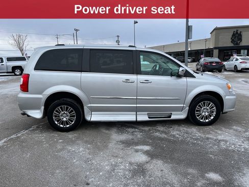 Used 2011 Chrysler Town & Country Limited image 8