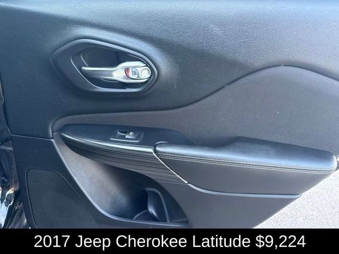 Used 2017 Jeep Cherokee Latitude FWD image 19