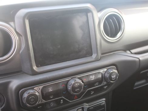 Used 2018 Jeep Wrangler Unlimited Sahara AWD/4WD image 11