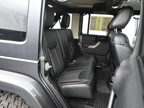 Used 2017 Jeep Wrangler Unlimited Sahara AWD/4WD image 8