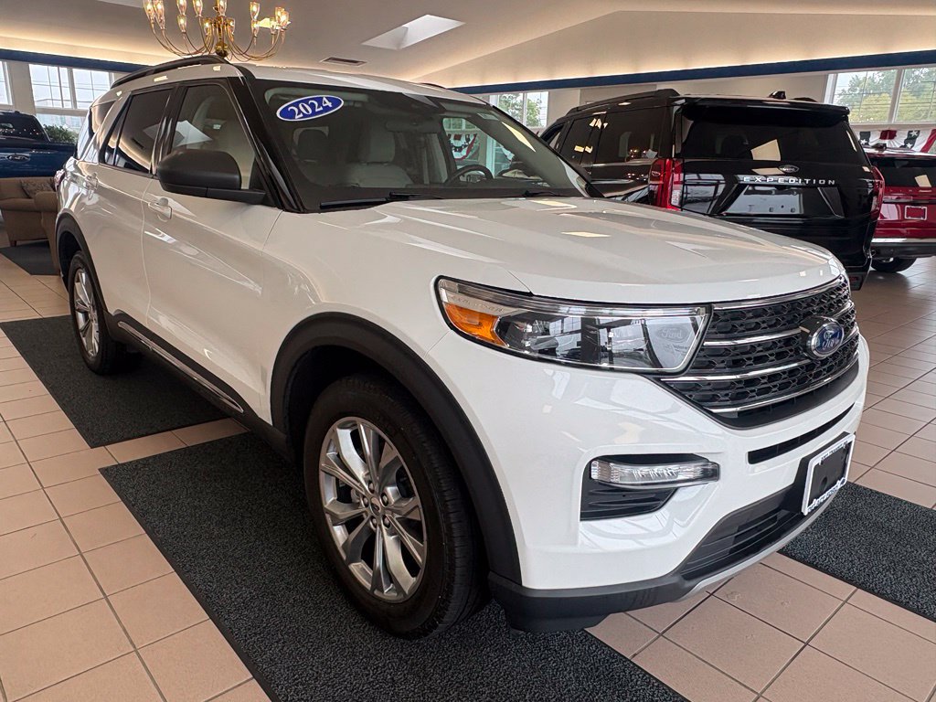 Used 2024 Ford Explorer XLT w/ Equipment Group 202A AWD/4WD image 9