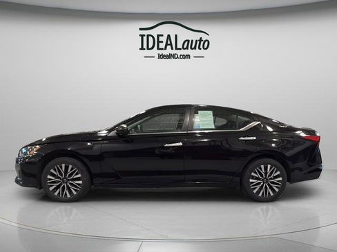 Used 2024 Nissan Altima 2.5 SV image 14