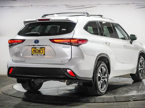 Used 2022 Toyota Highlander XLE AWD/4WD image 6