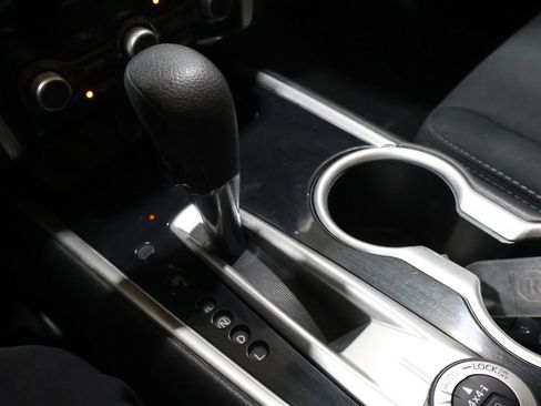 Used 2020 Nissan Pathfinder S image 28