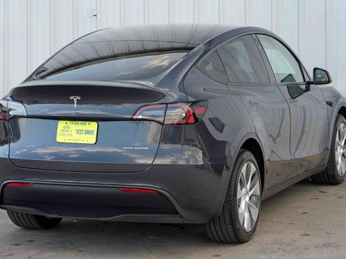 Used 2024 Tesla Model Y Long Range AWD/4WD image 51