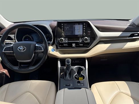 Used 2021 Toyota Highlander XLE image 13