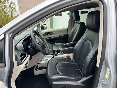 Certified 2023 Chrysler Pacifica Touring-L FWD image 23