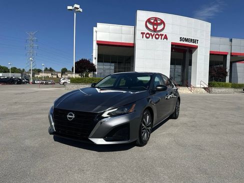 Used 2025 Nissan Altima 2.5 SV FWD image 7