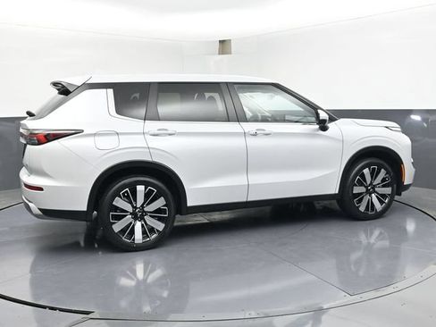 Used 2025 Mitsubishi Outlander SE FWD image 3