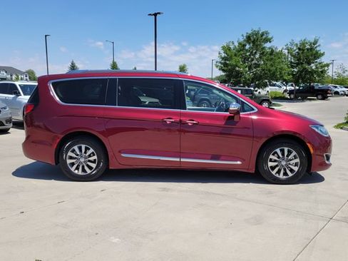 Used 2020 Chrysler Pacifica Limited w/ Advanced Safetytec Group FWD image 2