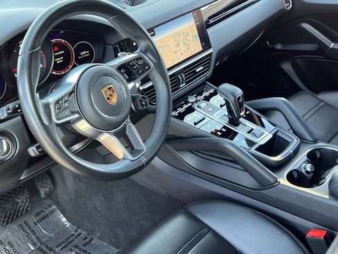 Certified 2023 Porsche Cayenne Coupe image 4