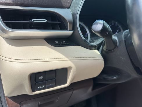 Used 2020 Toyota Highlander XLE FWD image 23