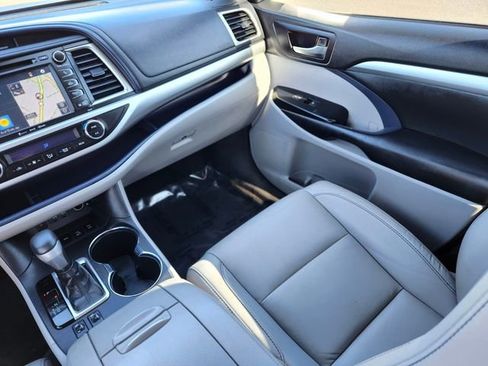 Used 2019 Toyota Highlander XLE AWD/4WD image 15