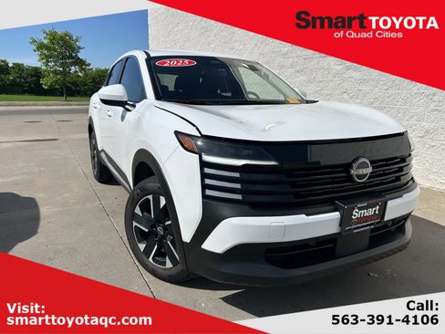 Used 2025 Nissan Kicks SV AWD/4WD image 1