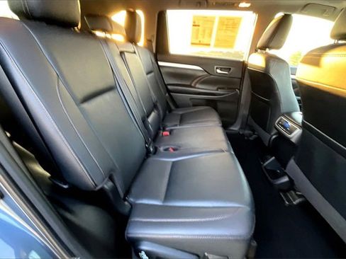 Used 2019 Toyota Highlander XLE image 25