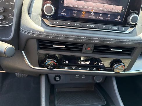 Used 2025 Nissan Rogue SV FWD image 30