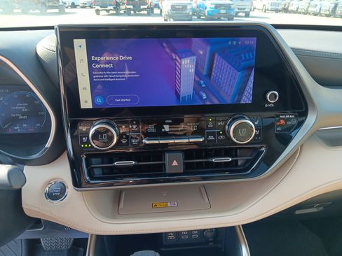 Used 2023 Toyota Highlander Limited FWD image 12