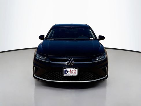Used 2025 Volkswagen Jetta SE FWD image 2