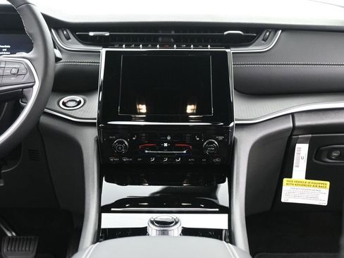 New 2025 Jeep Grand Cherokee Altitude image 25