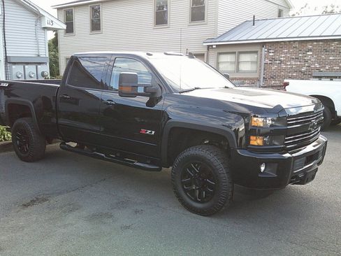 Used 2019 Chevrolet Silverado 2500 LT w/ Midnight Edition AWD/4WD image 3