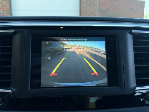 Used 2018 Chrysler Pacifica Touring-L FWD image 12