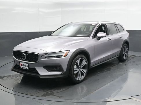 New 2026 Volvo V60 B5 Cross Country Plus w/ Climate Package AWD/4WD image 5