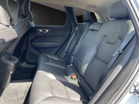 Used 2022 Volvo XC60 B5 Momentum AWD/4WD image 13