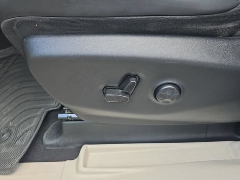 Used 2023 Chrysler Pacifica Touring-L FWD image 24