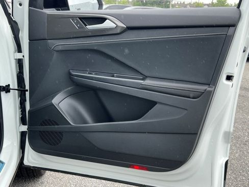 New 2025 Volkswagen Taos SE image 8
