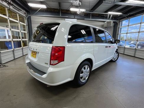 Used 2019 Dodge Grand Caravan SE w/ UConnect Hands-Free Group image 5