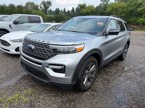 Used 2024 Ford Explorer XLT w/ Equipment Group 202A AWD/4WD image 3