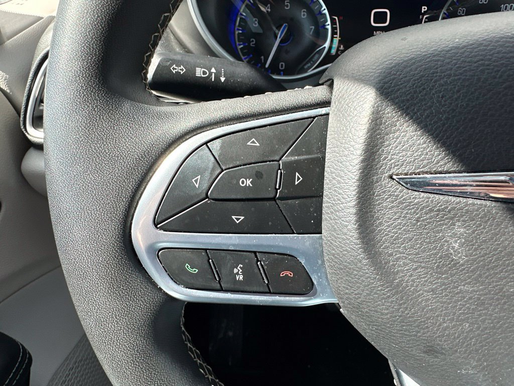 Used 2024 Chrysler Pacifica Touring-L FWD image 26