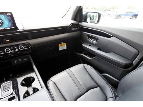 New 2025 Honda Pilot Touring image 9