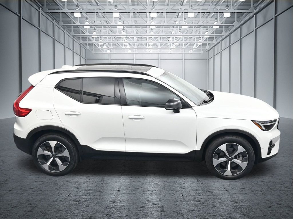 Used 2023 Volvo XC40 B4 Ultimate FWD image 23