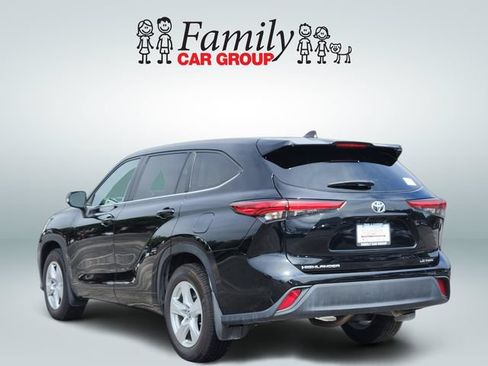 Used 2023 Toyota Highlander LE AWD/4WD image 3