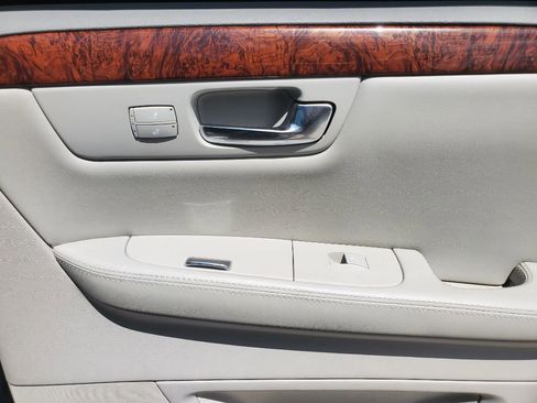 Used 2006 Cadillac DTS w/ Trunk Convenience Package image 28