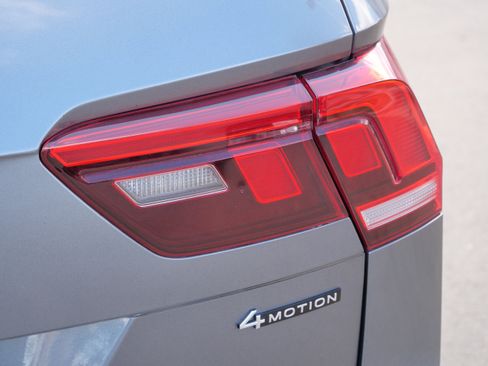 Certified 2022 Volkswagen Tiguan SEL R-Line AWD/4WD image 17