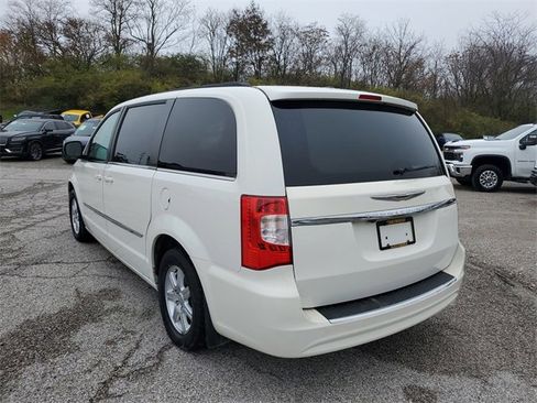 Used 2011 Chrysler Town & Country Touring image 6