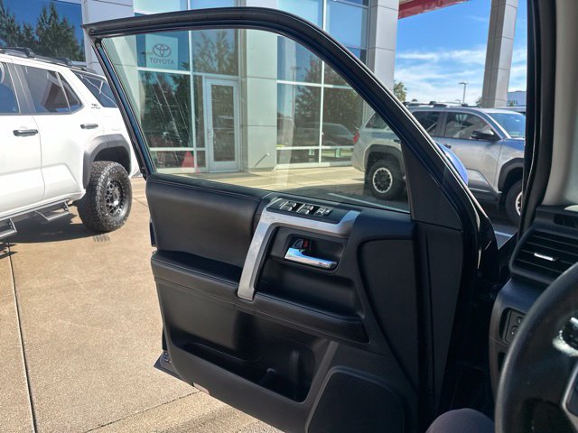 Used 2015 Toyota 4Runner SR5 AWD/4WD image 12