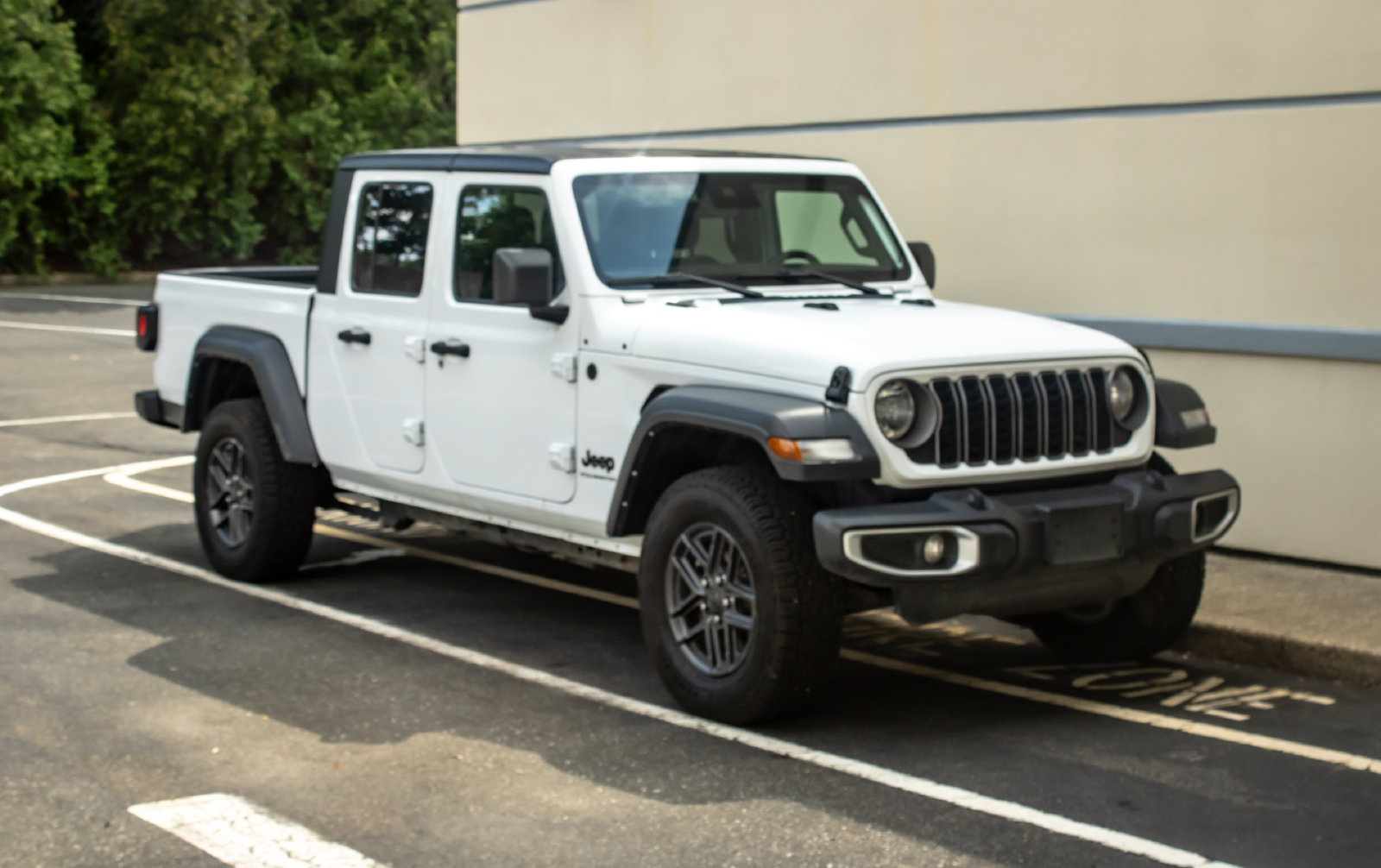 Used 2025 Jeep Gladiator Sport AWD/4WD image 10