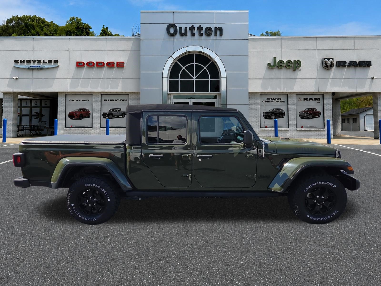 Certified 2022 Jeep Gladiator Sport AWD/4WD image 2