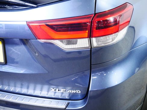 Used 2017 Toyota Highlander XLE AWD/4WD image 17