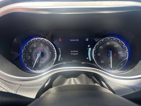 Used 2025 Chrysler Pacifica Limited FWD image 18