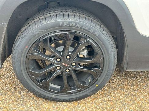 Used 2022 GMC Terrain SLE w/ Elevation Edition image 5