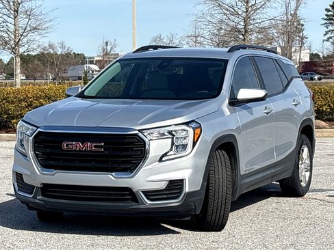 Used 2022 GMC Terrain SLE w/ Driver Convenience Package image 3