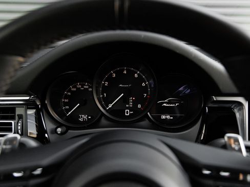Certified 2025 Porsche Macan Turbo AWD/4WD image 19