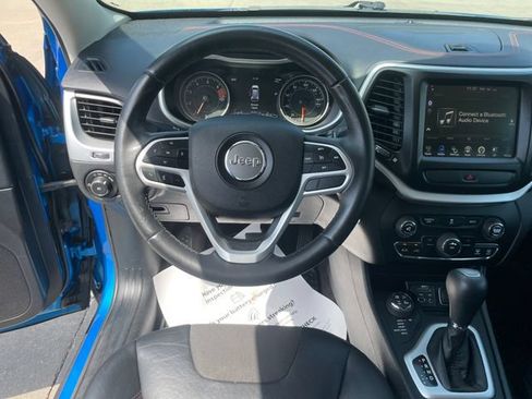 Used 2017 Jeep Cherokee Trailhawk AWD/4WD image 23